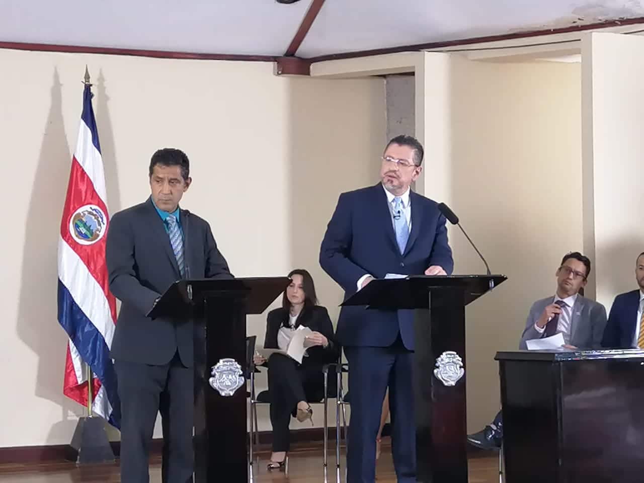 Ministro de Hacienda, Nogui Acosta, y presidente Rodrigo Chaves