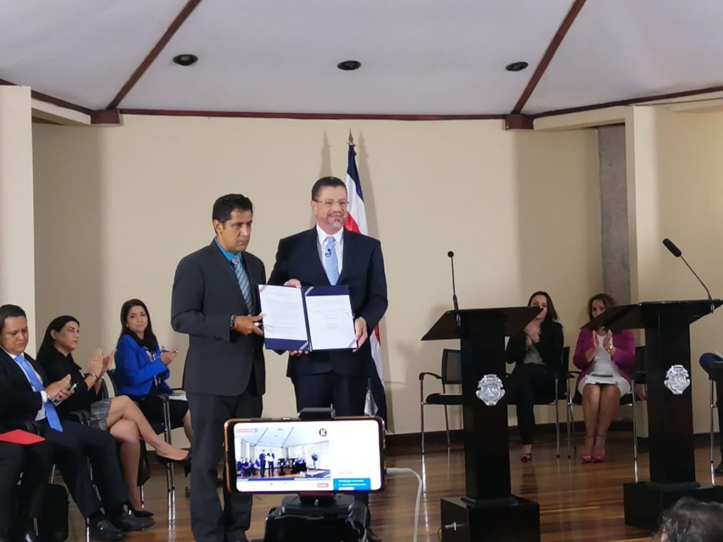 Ministro de Hacienda, Nogui Acosta, y presidente Rodrigo Chaves
