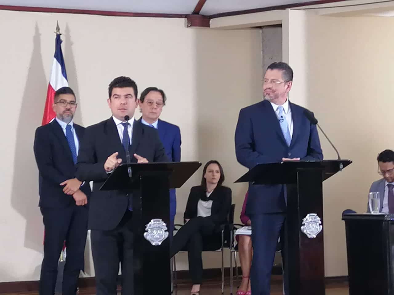 Gobierno resignado a pagar aumento en la CCSS; presidente Chaves vuelve a señalar a Álvaro Ramos y junta directiva de la institución