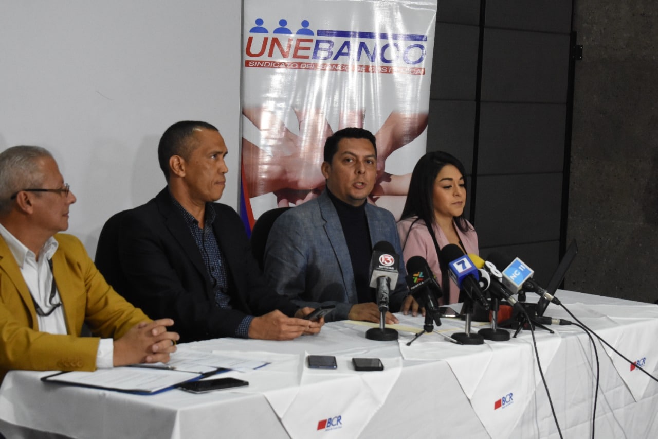 Trabajadores del BCR rechazan declaraciones del presidente Chaves sobre el banco y fustigan proyecto de venta