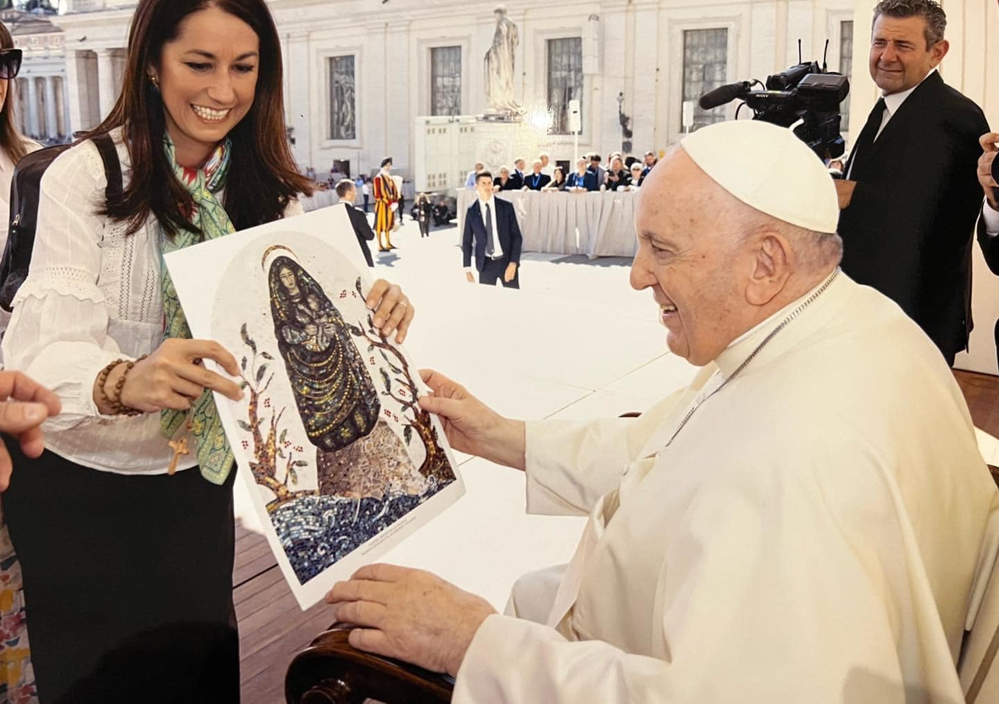Artista costarricense entregó al Papa Francisco un mosaico de la Virgen de los Ángeles