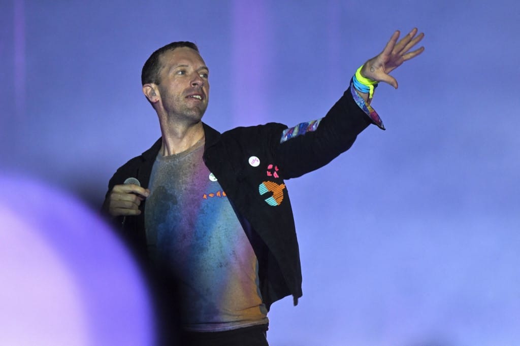 Grave infección pulmonar de vocalista obliga a Coldplay a posponer 8 conciertos