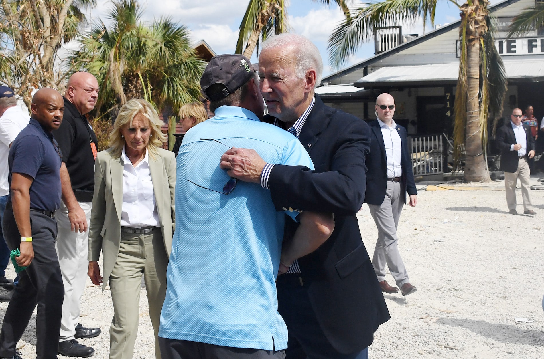 Biden recorre Florida devastada por el huracán Ian y gobernada por un férreo adversario