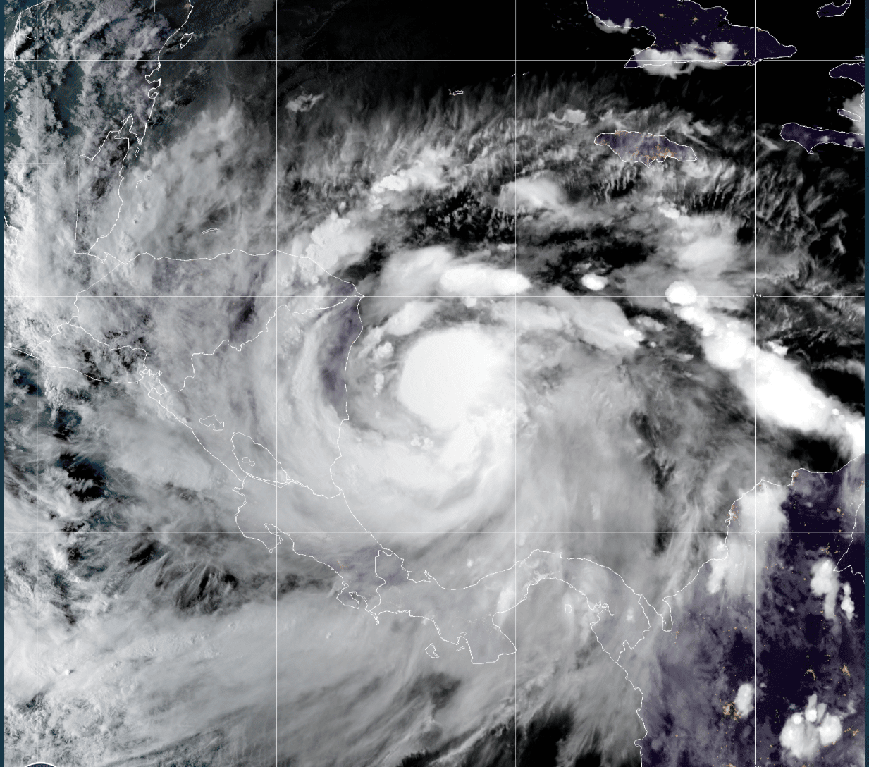 Julia se convierte oficialmente en huracán categoría 1 en su ruta hacia Centroamérica