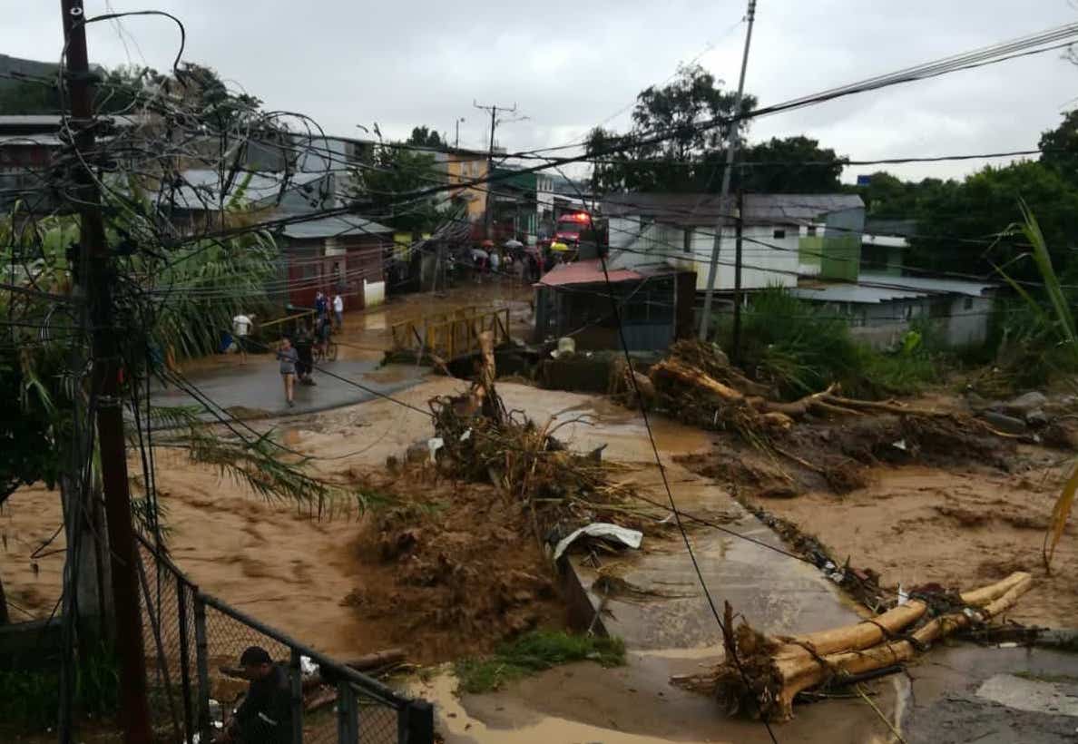 Desamparados y Aserrí de los cantones más afectados por el paso de la onda tropical este martes