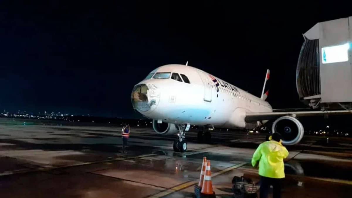 Avión de Latam aterrizó de emergencia en Asunción sin un motor por tormenta