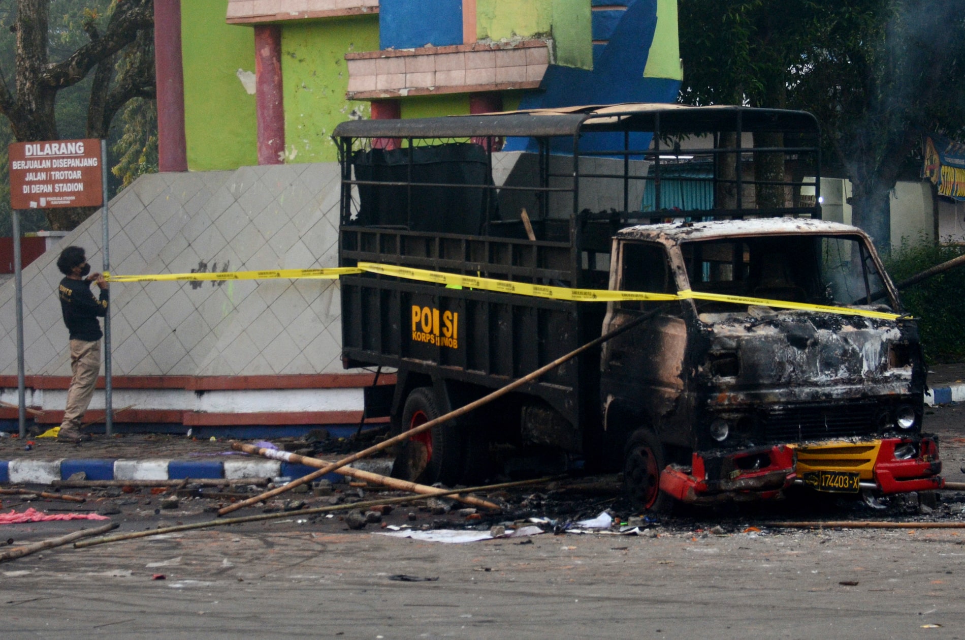 Al menos 127 muertos por violencia en partido de fútbol en Indonesia