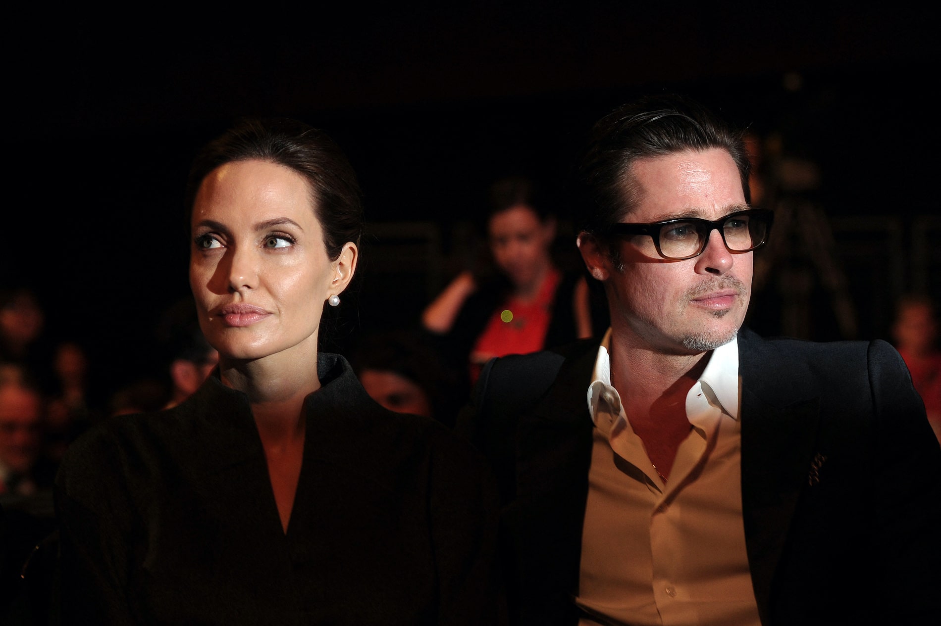 Angelina Jolie detalla supuestas agresiones de Brad Pitt en documentos judiciales