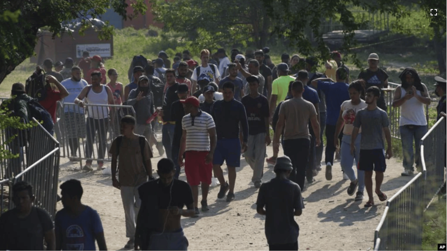 Miles de migrantes se acumulan en pueblo del sur de México con mucho desconcierto
