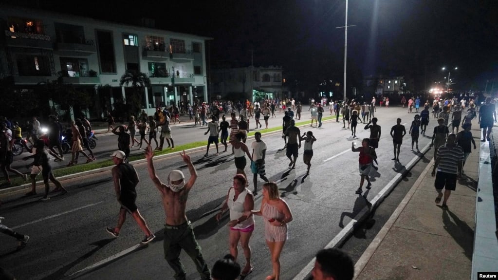 Cacerolazos, apagones y cortes de internet: ¿qué está pasando con las protestas en Cuba?