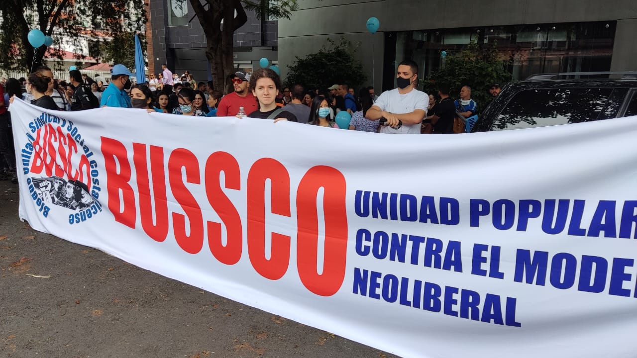 Trabajadores de la CCSS defienden el ajuste salarial con una manifestación frente a la institución