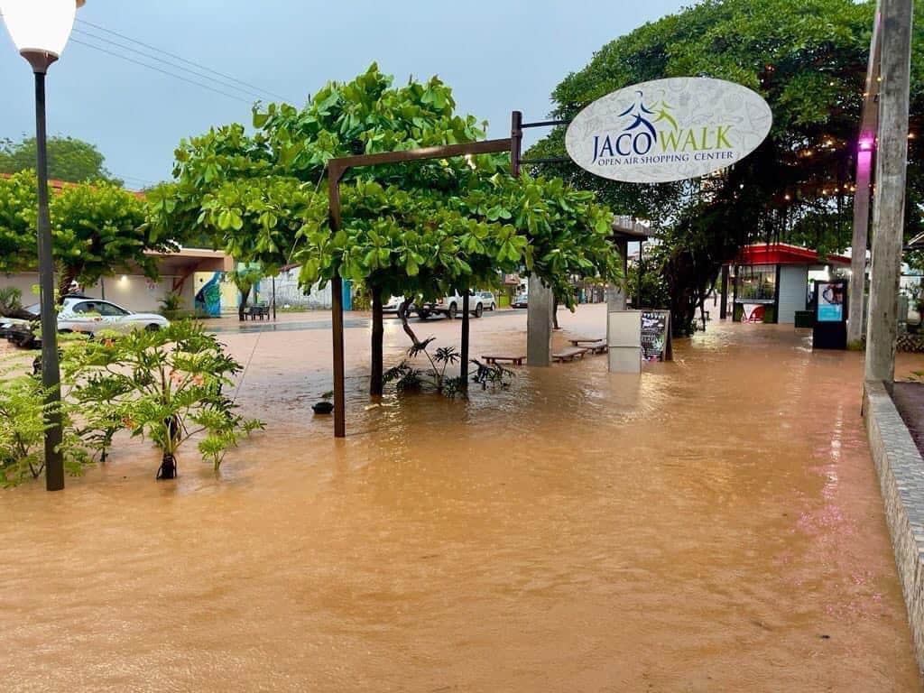 Video | Fuertes lluvias inundaron el centro de Jacó; CNE reporta 53 incidentes durante este lunes