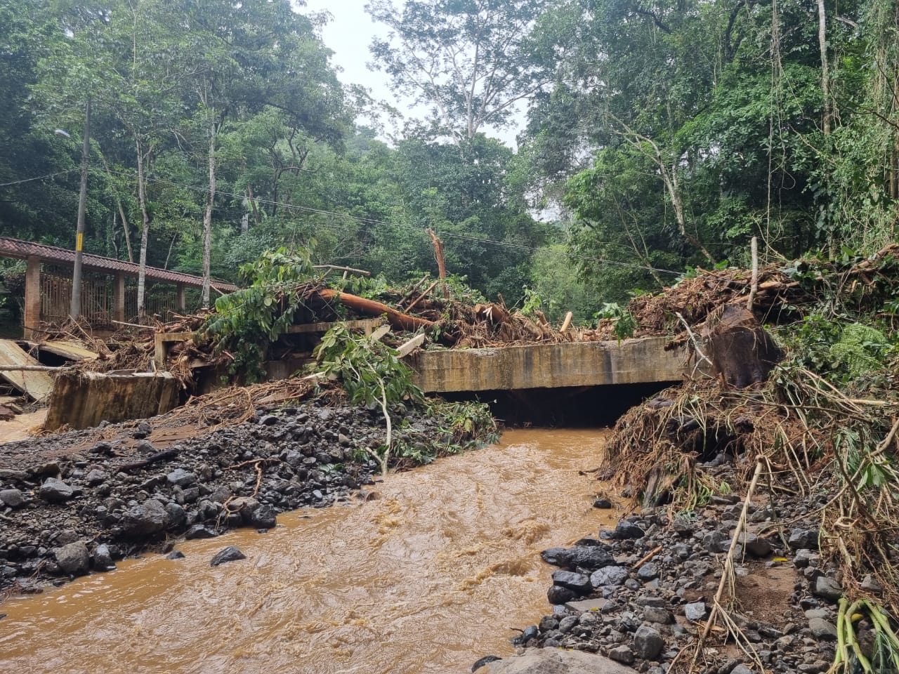Garabito es un caos: comunidades incomunicadas, sin agua y pérdidas millonarias en comercios por inundaciones