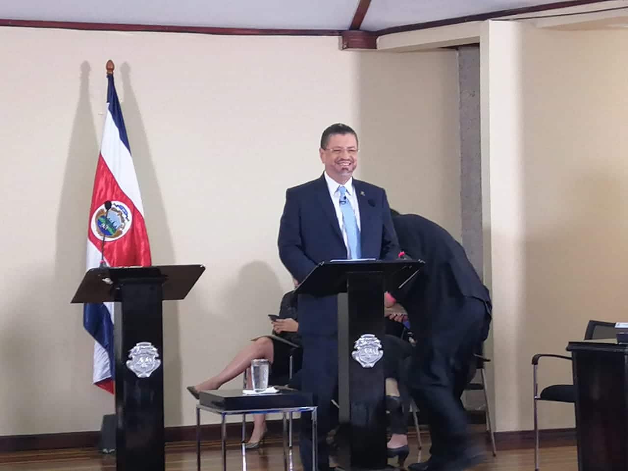 Valoración del Presidente Chaves bajó 11 puntos en tres meses pero sigue alta, según encuesta de la UCR