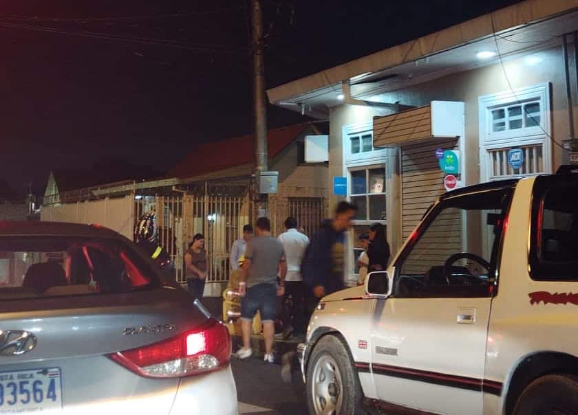 Carro en Tres Ríos atropella a 10 niños que participaban en mascarada y se da a la fuga