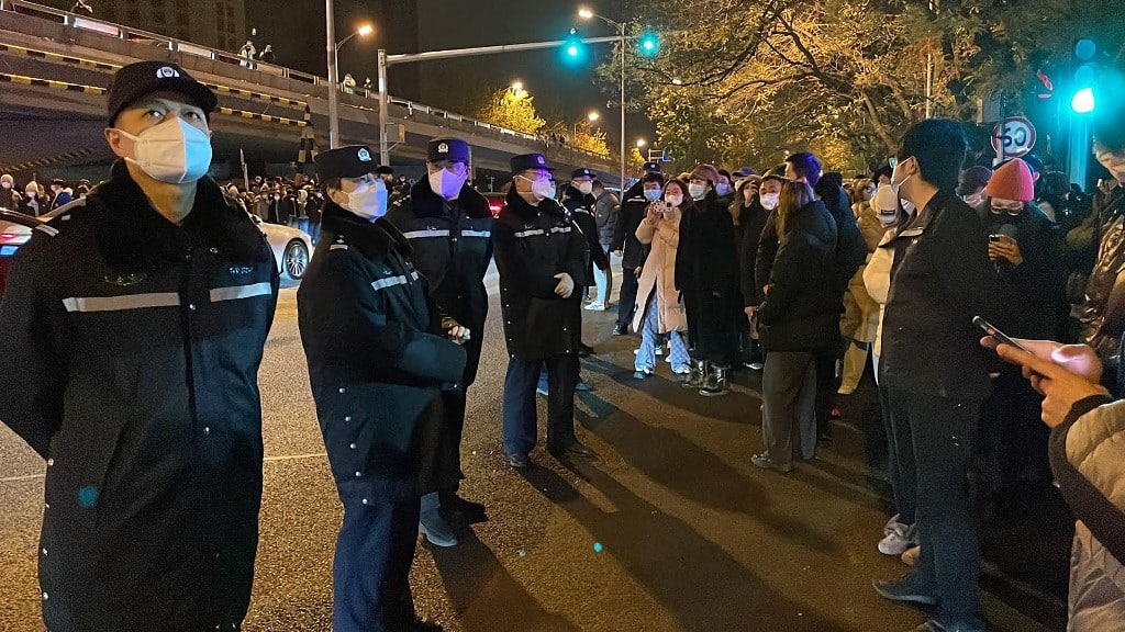 Crecen las protestas en China por los confinamientos: por qué son inusuales las manifestaciones más recientes que se están extendiendo por el país