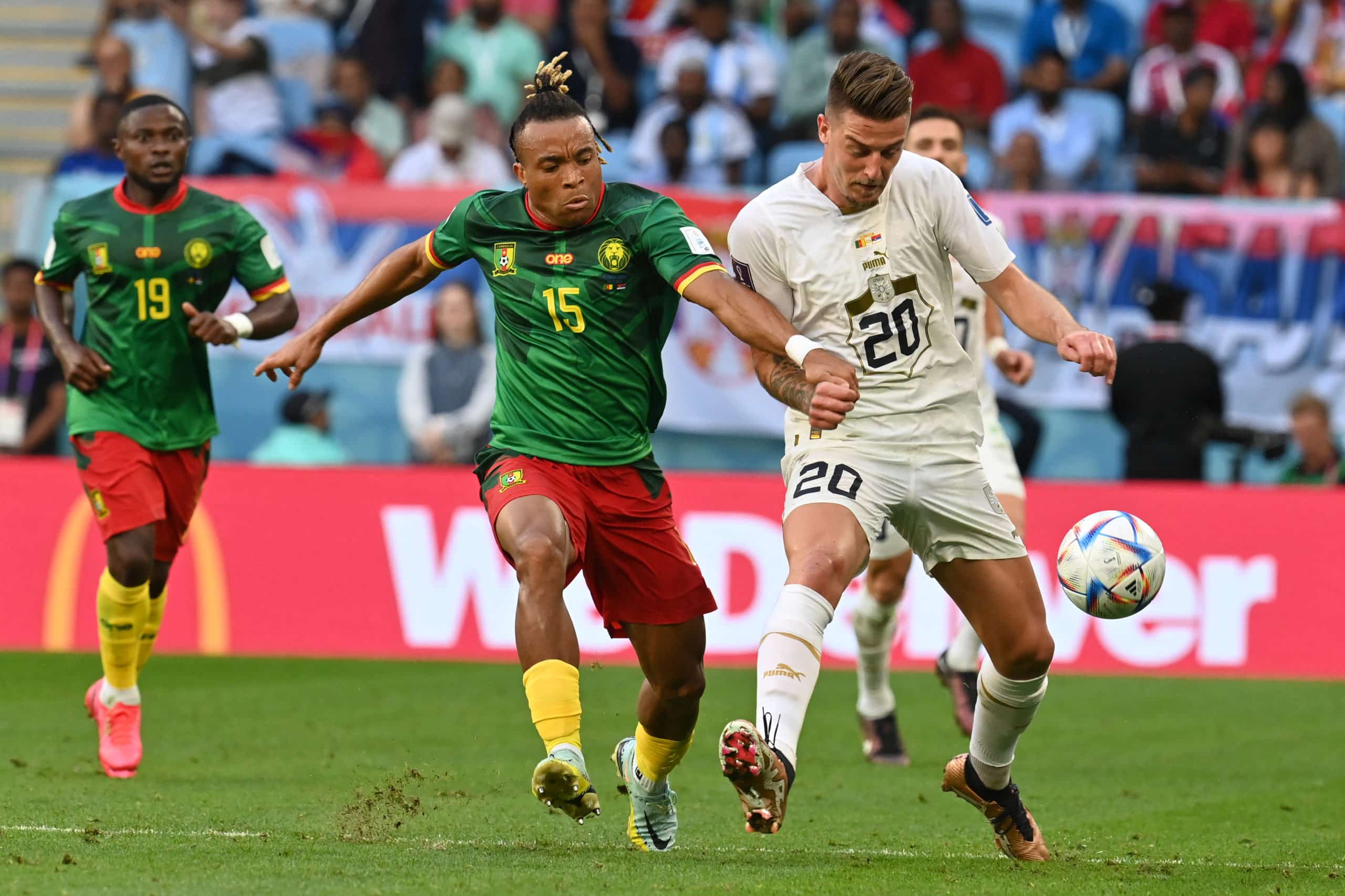 Festival de goles en empate de Camerún y Serbia en inicio de la jornada en el Mundial