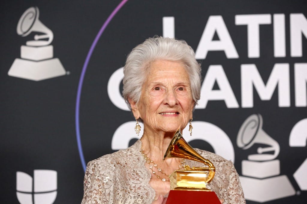 Quién es Ángela Álvarez, la cantante cubana de 95 años que ganó el Grammy Latino a la mejor nueva artista