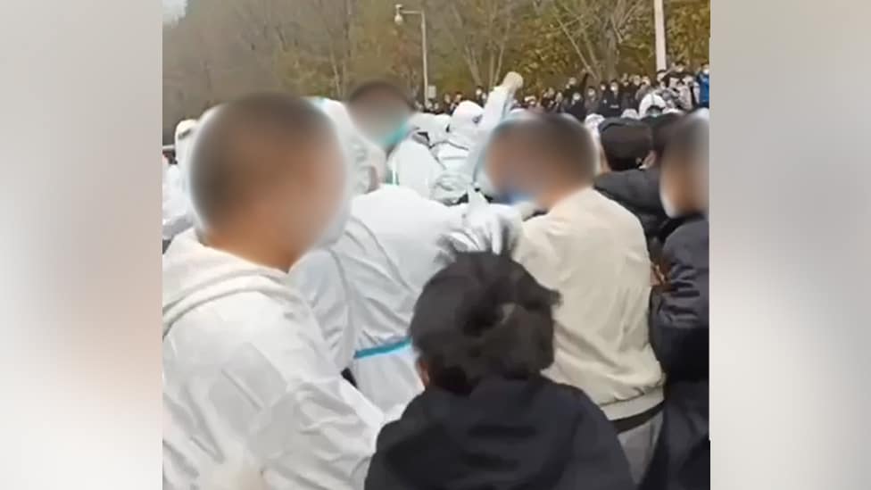 Las violentas protestas en la mayor fábrica de iPhone del mundo ubicada en China