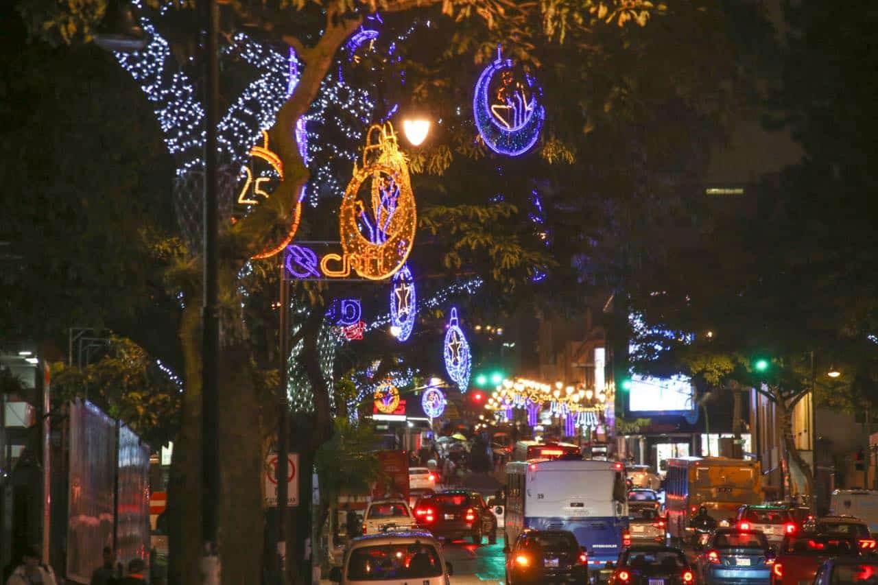 Miles y miles de bombillos de colores iluminan las calles y parques de San José centro