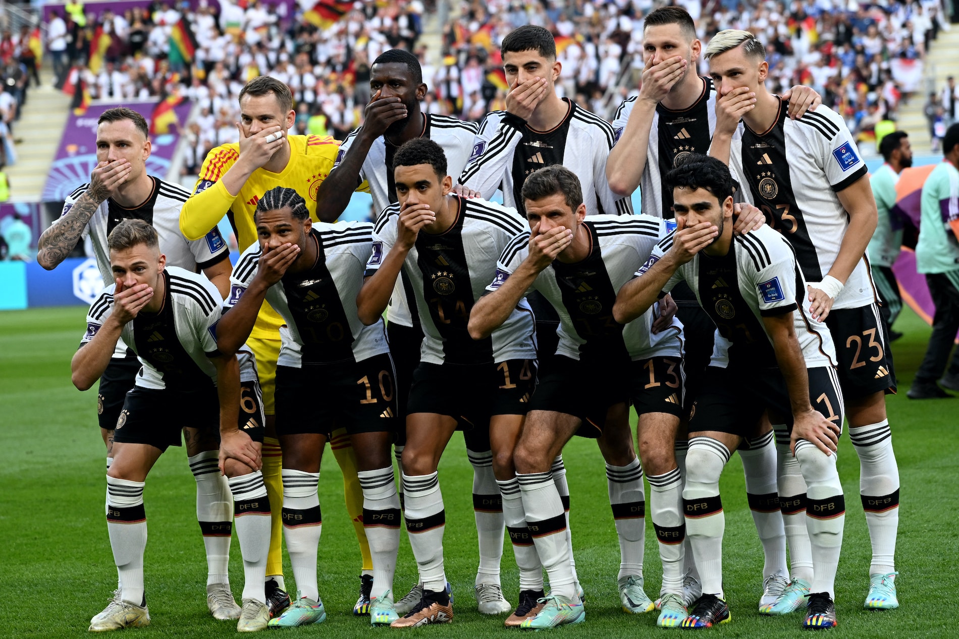 Alemanes se cubren la boca en la foto de equipo previa a su debut en Mundial en señal de protesta