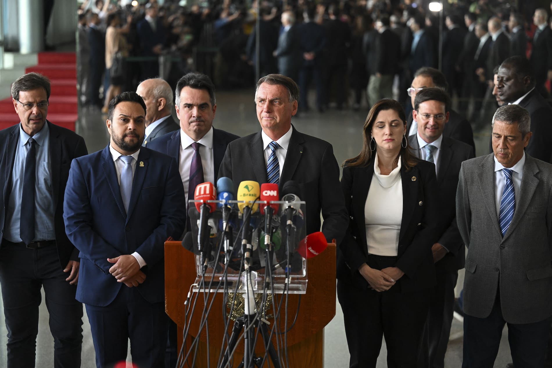 Bolsonaro autoriza transición y promete “cumplir” la Constitución, pero no habla de su derrota