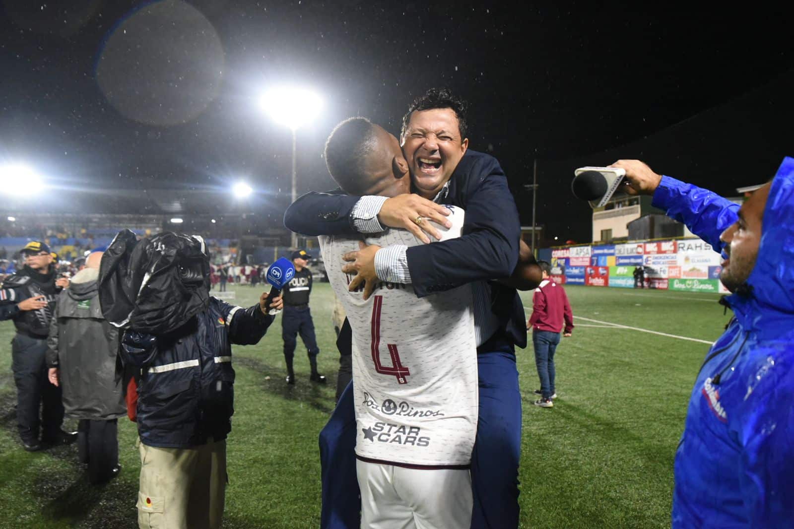 Saprissa supo soportar el vendaval rojiamarillo para coronarse campeón del fútbol de Costa Rica