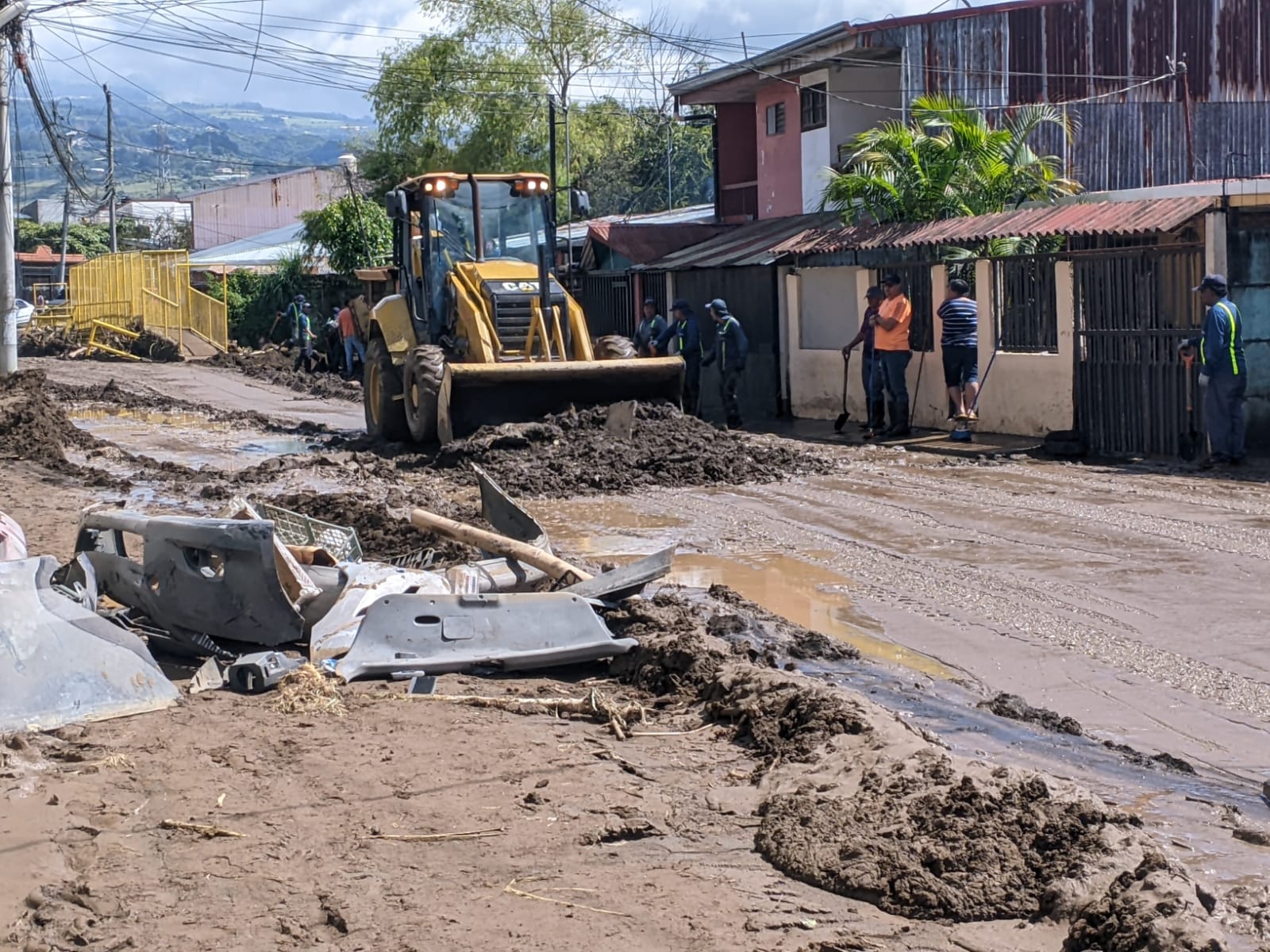 Después del aguacero… queda el barro: familias y comerciantes en Cartago sufren consecuencias tras inundación