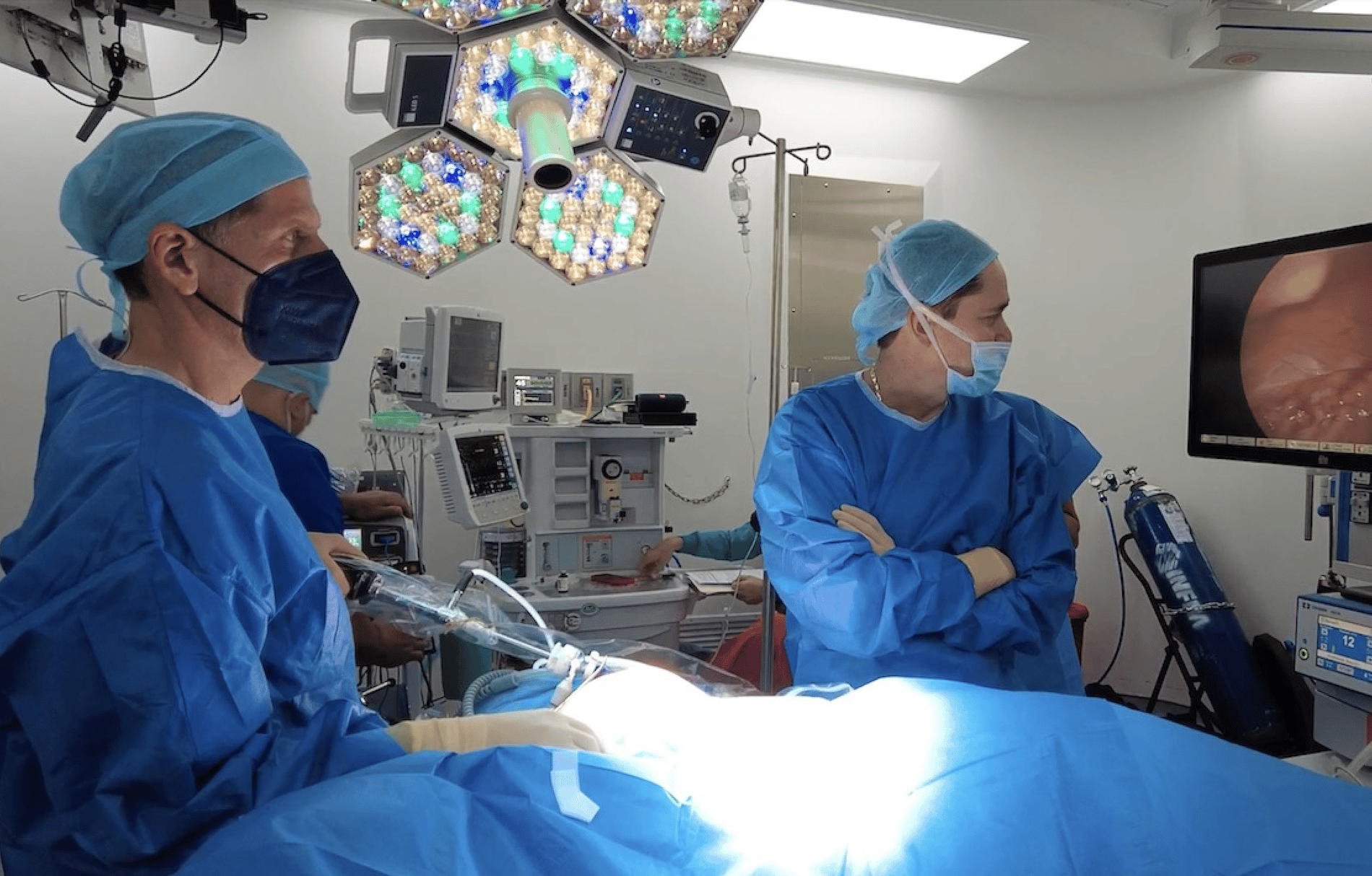 Hospital Metropolitano estrena técnica con polvo de color verde para cirugías de cáncer