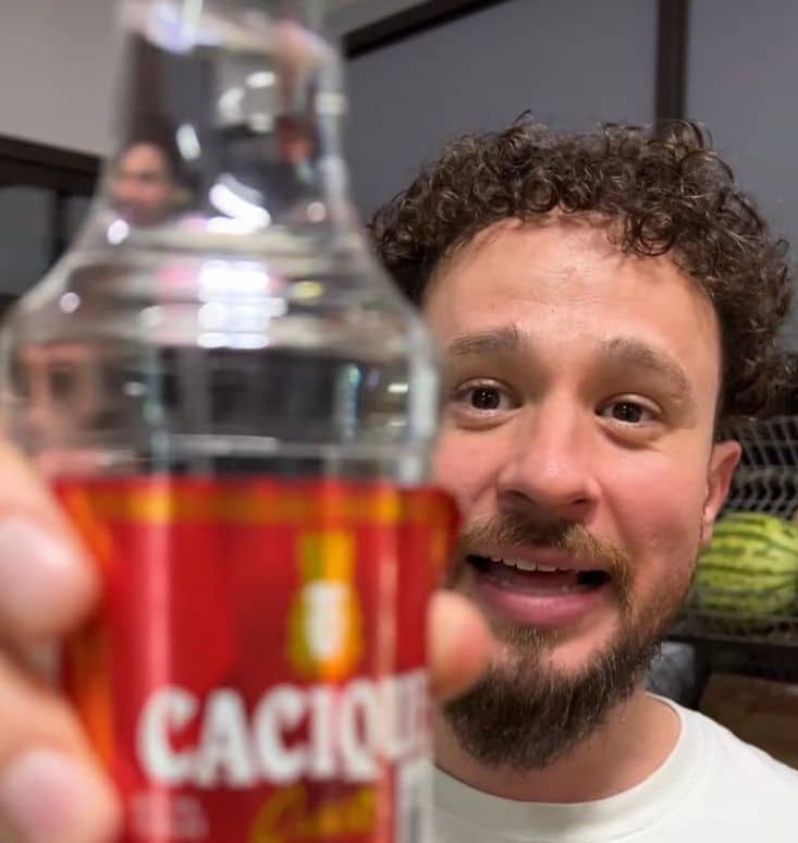 Luisito Comunica le cuenta a sus millones de seguidores sobre dos bebidas insignias de Costa Rica: Cacique e Imperial