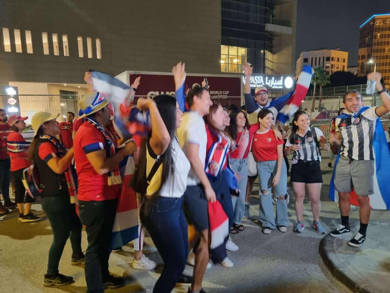 Afición de Costa Rica montó su fiesta en las afueras del hotel de la Sele en Doha