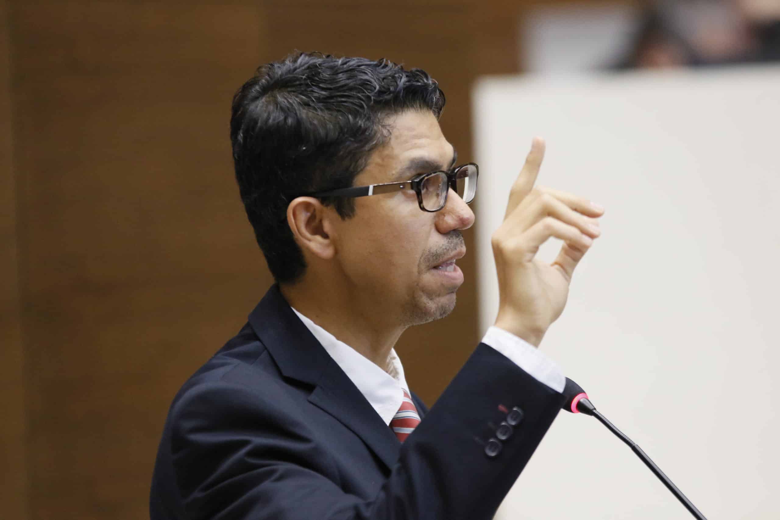 Ministro Amador alega que decreto que establecía grúa por faltas graves sufrió “sabotaje”