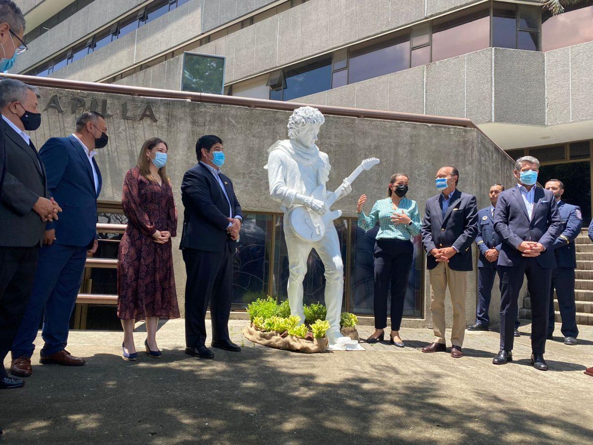 Estatua de Cerati que inauguró Carlos Alvarado por fin tiene un lugar en San José