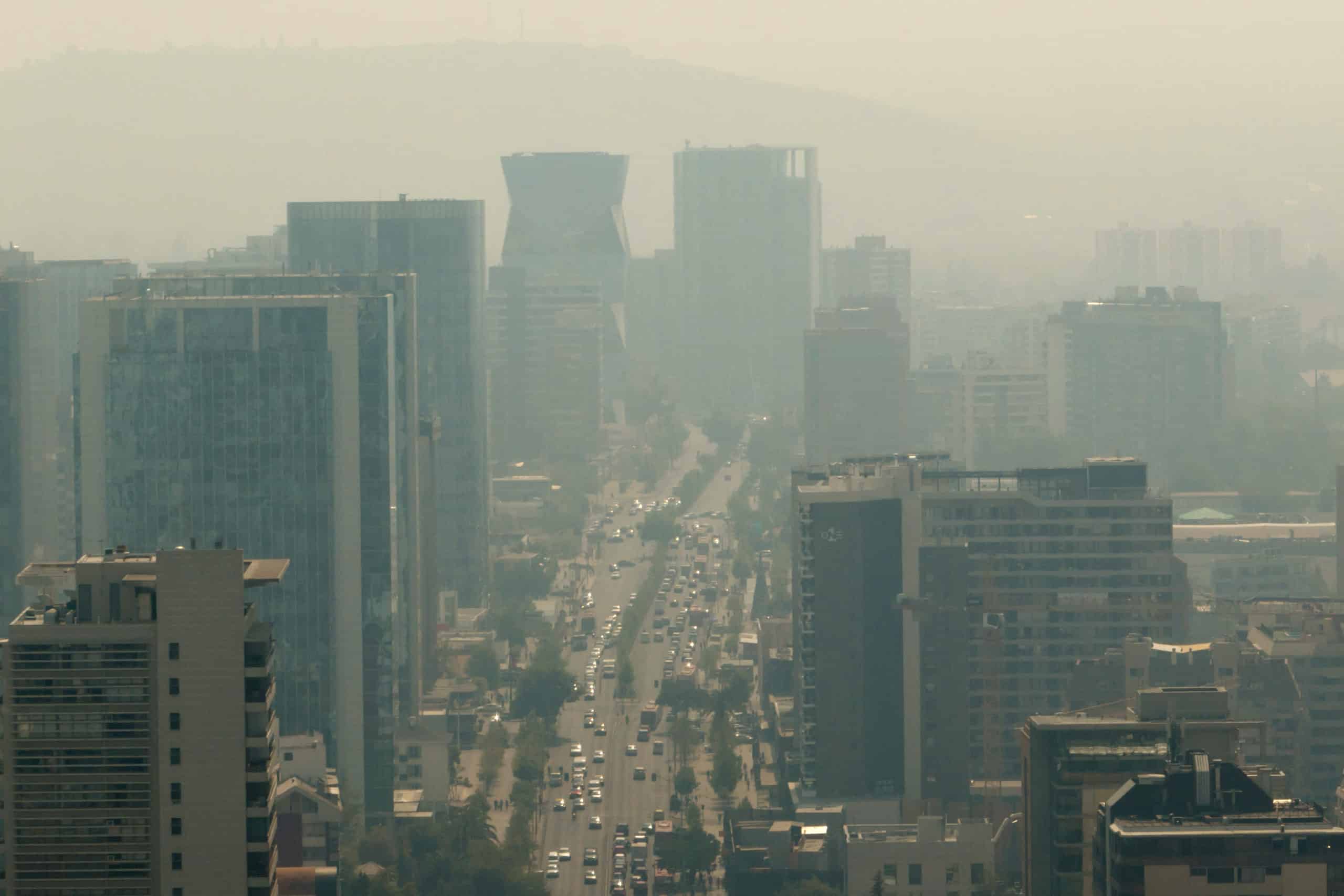 Santiago de Chile bajo densa nube de humo por incendios; declararan alerta