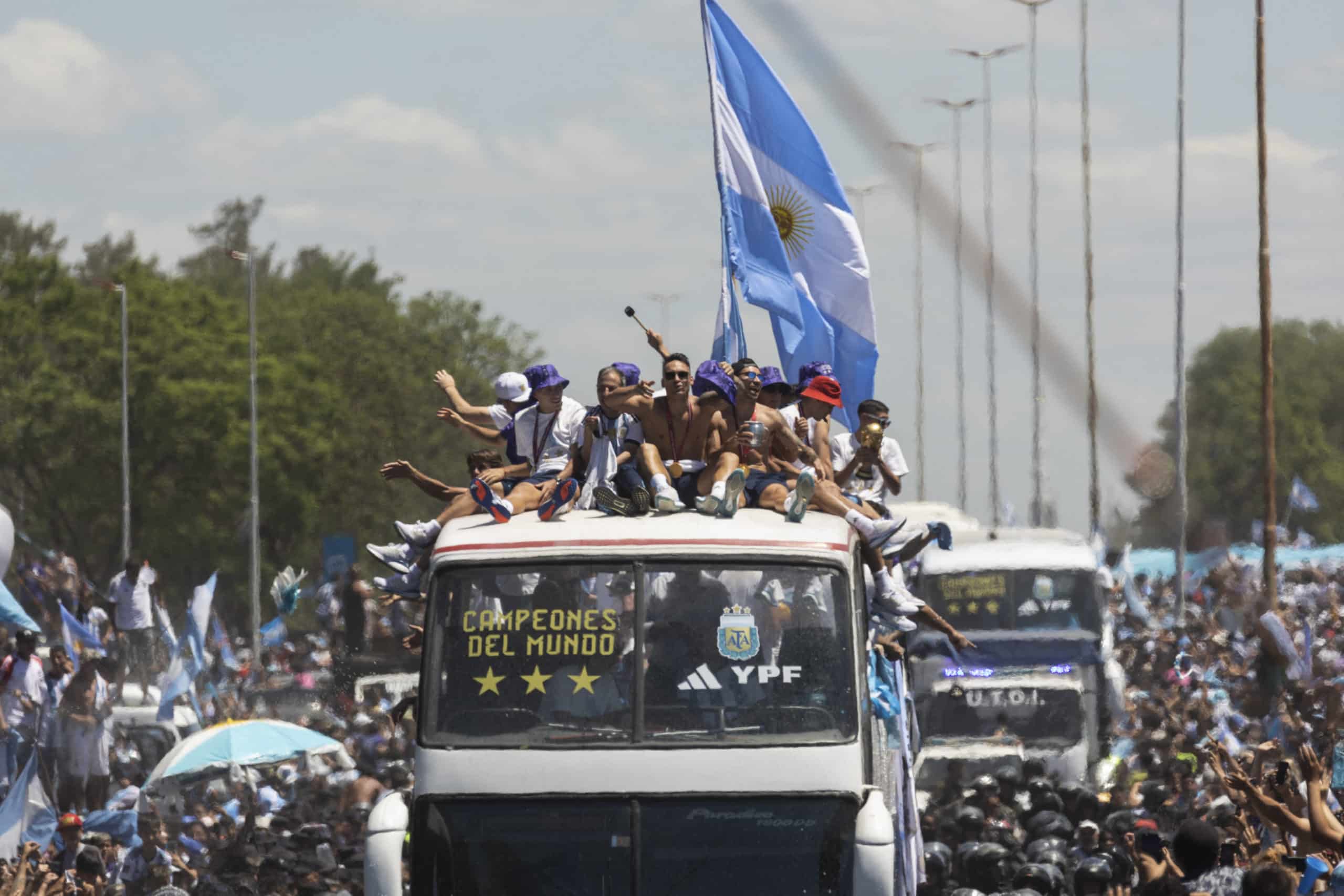 Festejo argentino terminó en helicóptero; calculan 5 millones de personas en las calles
