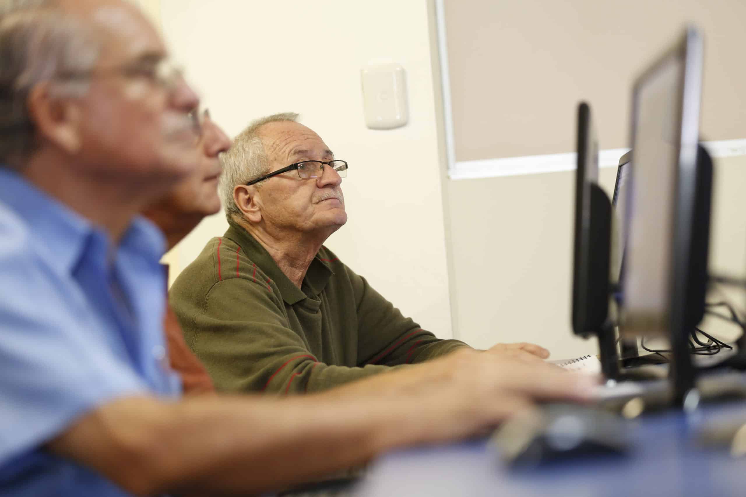 Estudio señala que 86% de los adultos mayores usa internet y dispositivos electrónicos