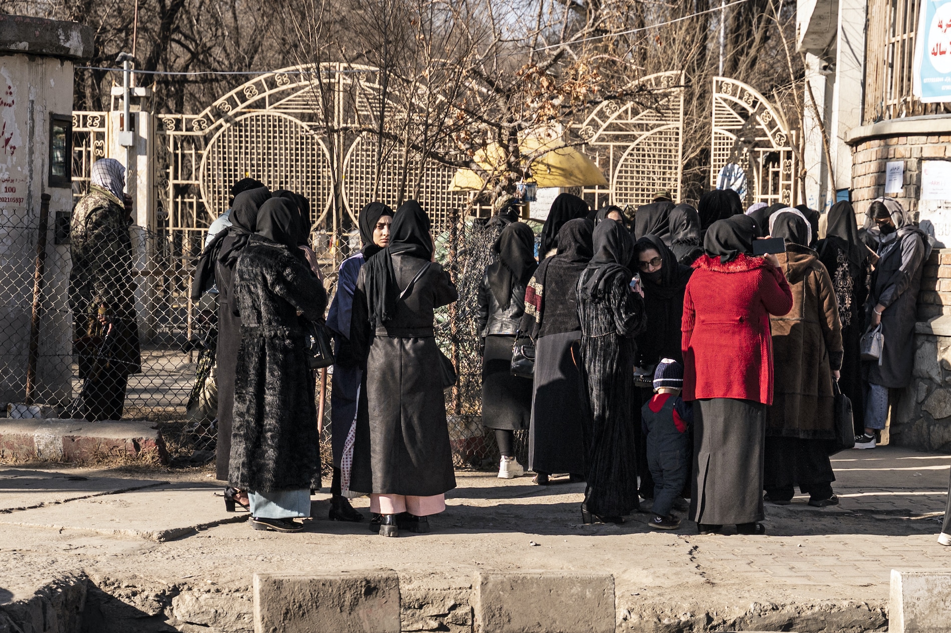 Guardias armados impiden a las mujeres entrar en universidades de Afganistán