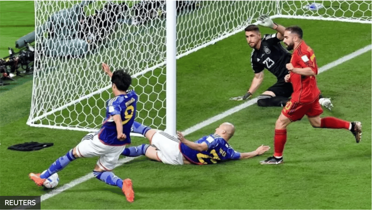 ¿Salió o no del campo? La polémica por el segundo gol de Japón en su victoria sobre España en Catar 2022
