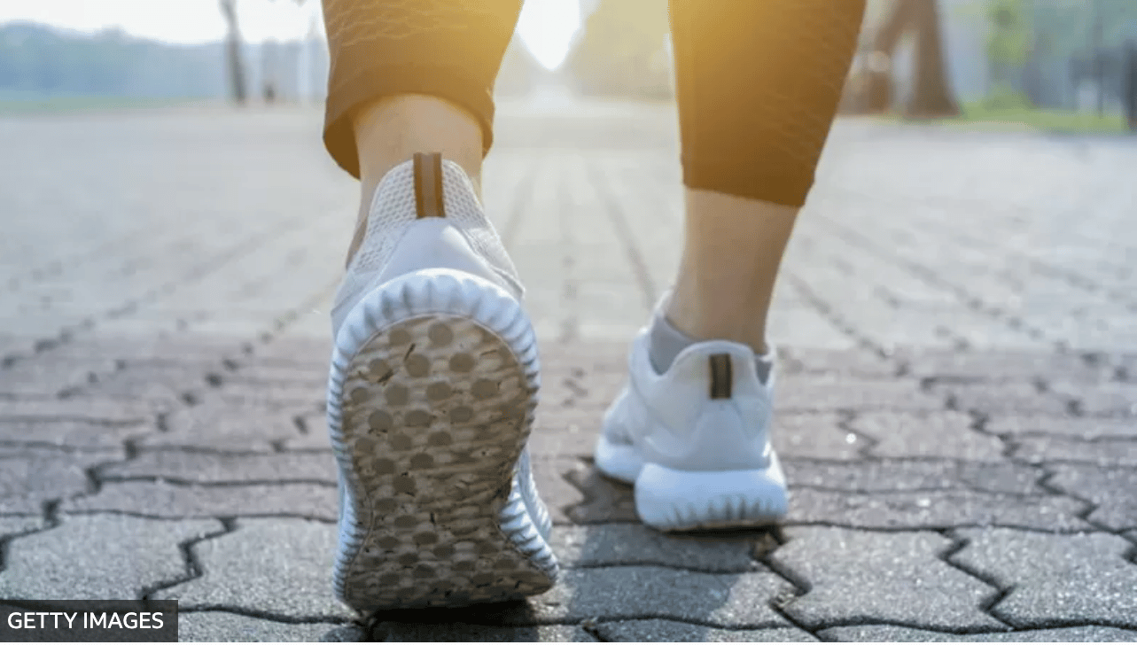 Los sorprendentes beneficios para la salud de caminar hacia atrás