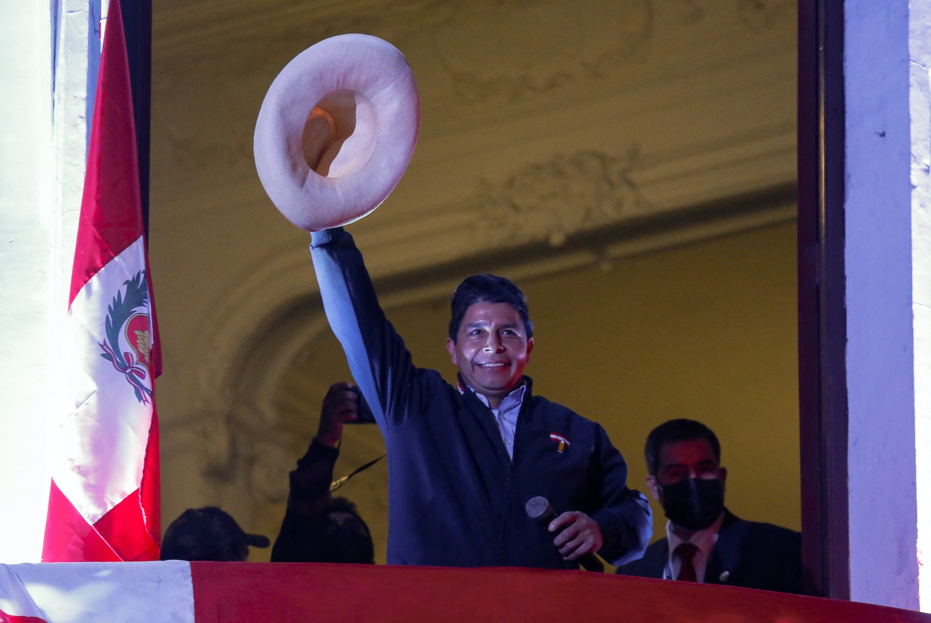 Juez dicta 18 meses de prisión preventiva al expresidente Pedro Castillo de Perú