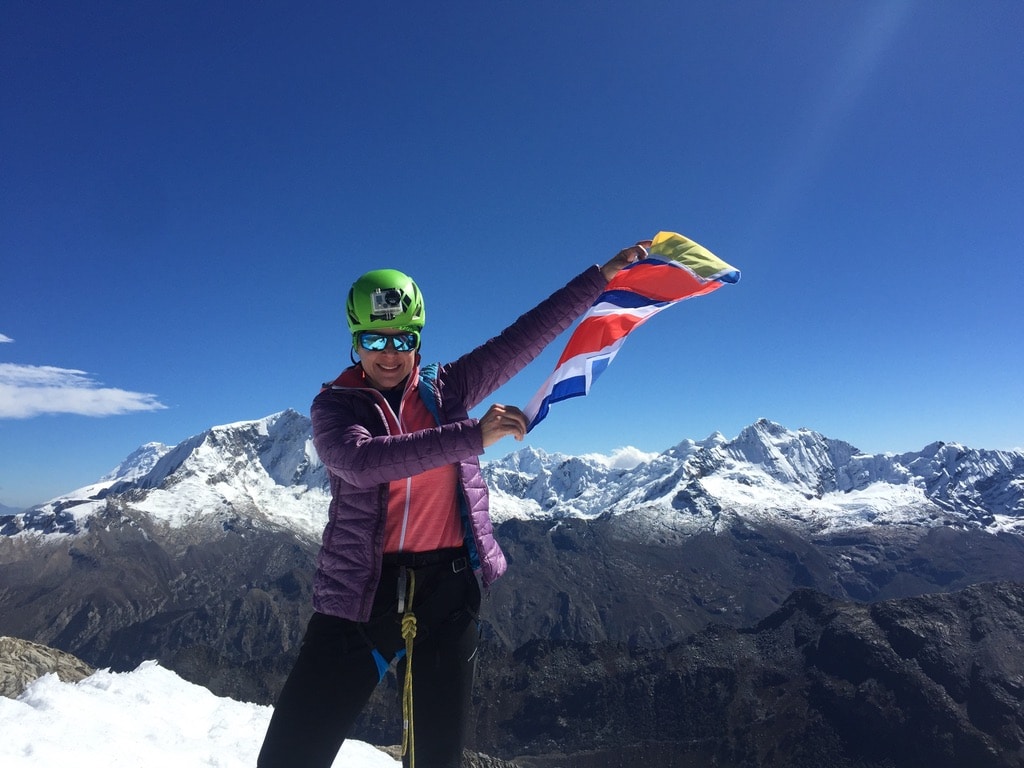 Montañista tico-venezolana de 56 años suma cumbres escaladas: la más reciente fue en Nepal de 6.812 metros de altura
