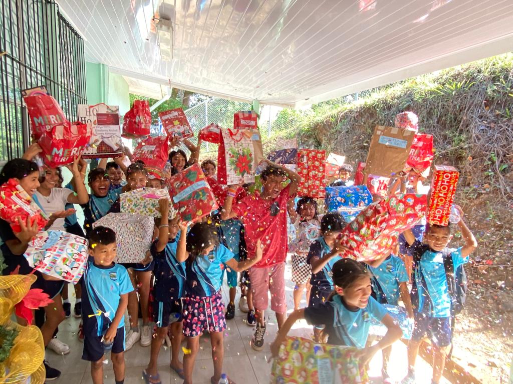 1.400 familias de escasos recursos de todo Costa Rica recibieron sorpresas navideñas