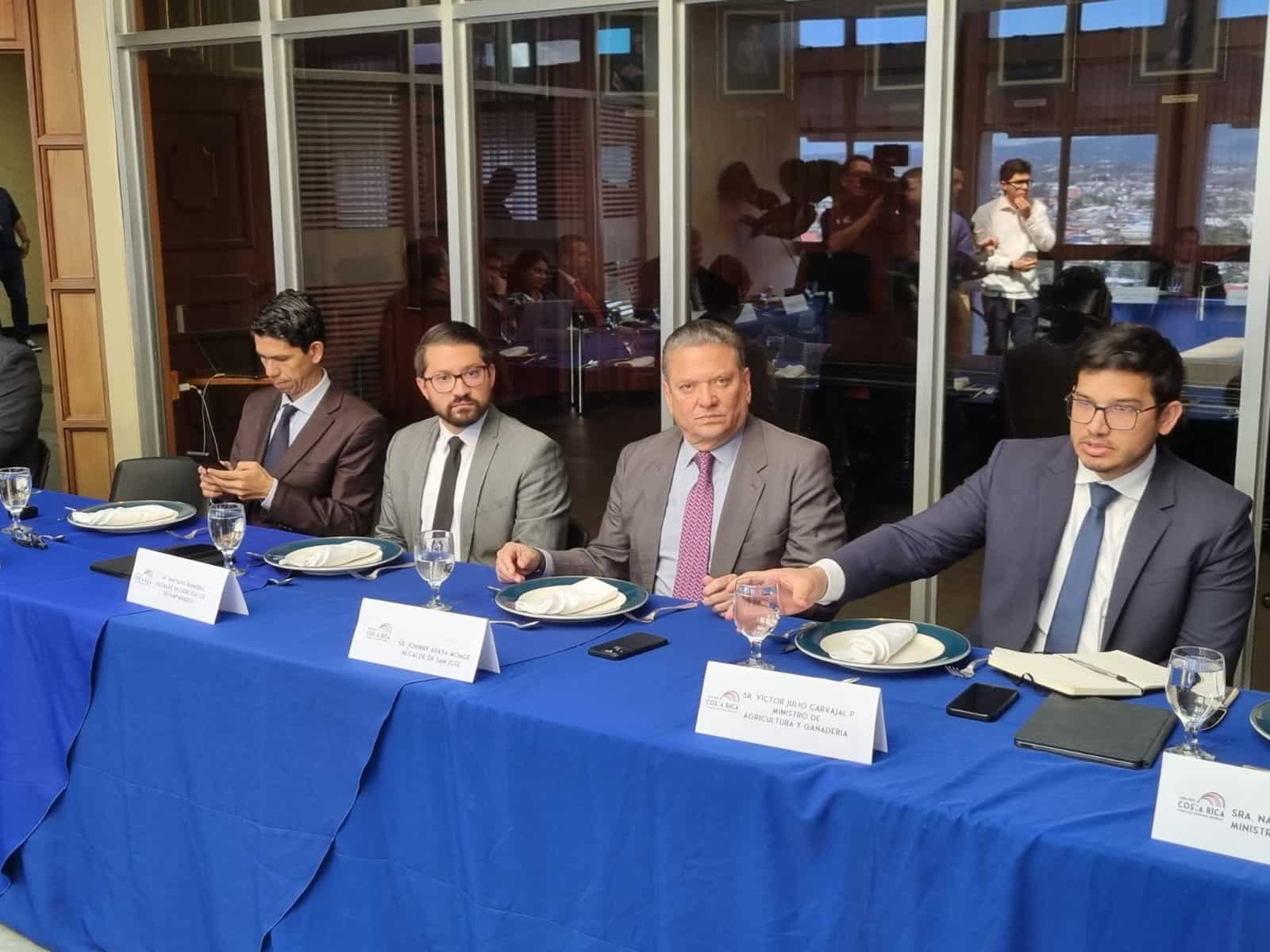 Rodrigo Chaves y sus ministros se reúnen con alcaldes de la capital para conocer problemas y peticiones