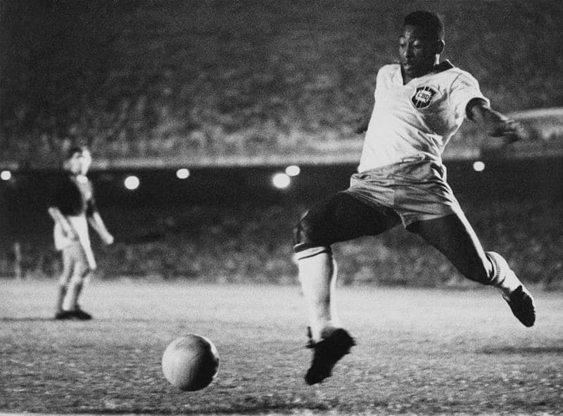 Muere Pelé: el insólito partido en Colombia en el que “O Rei” fue expulsado pero el público obligó a que volviera a la cancha y a que expulsaran al árbitro