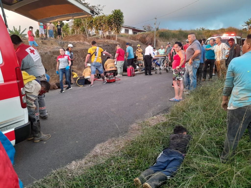 Vuelco de un “chapulín” en Sarchí deja decenas de heridos