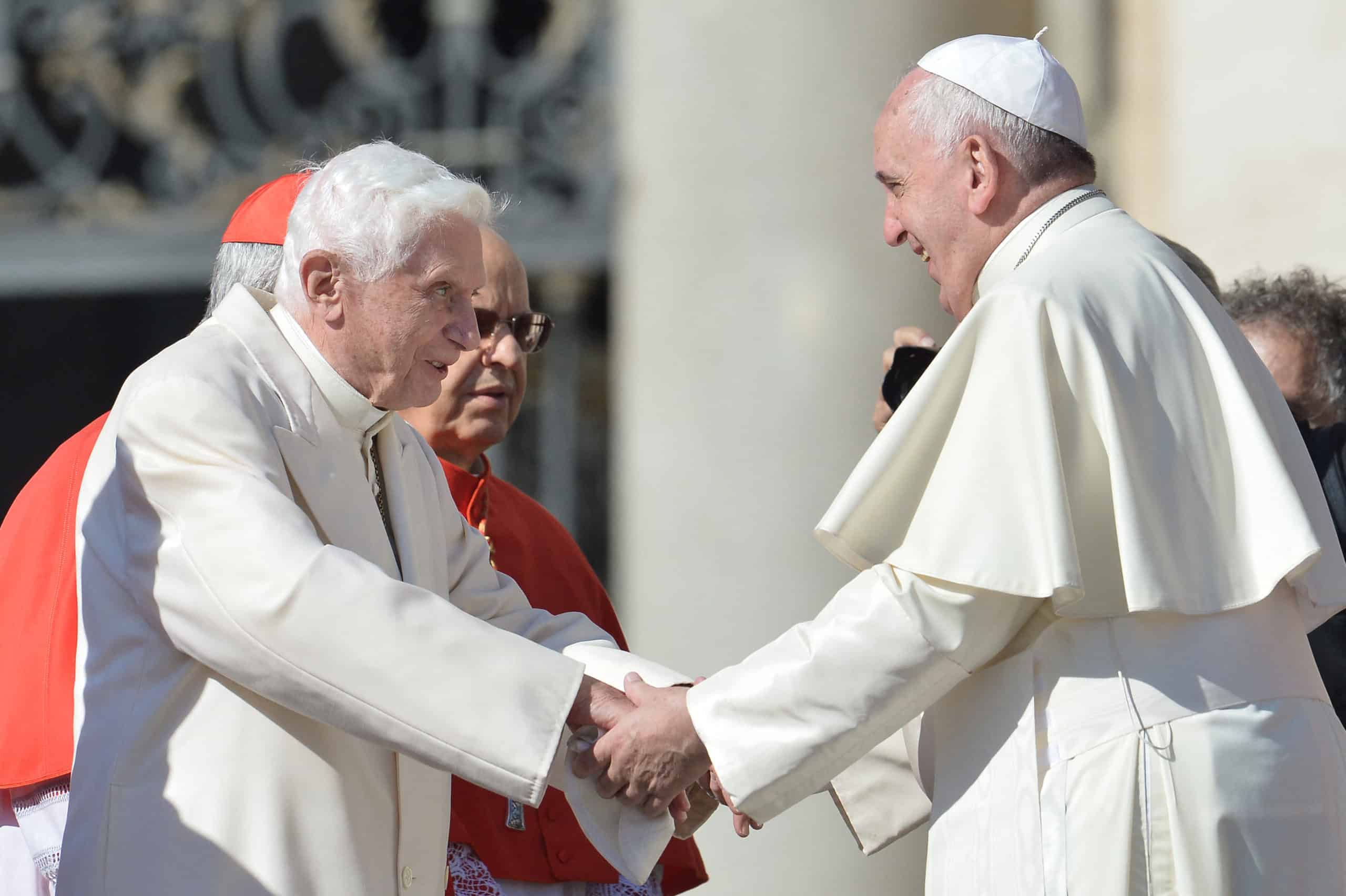 “Persona tan noble, y bondadosa:” las palabras de Francisco a “su amado” Benedicto XVI en el fin de la era de los dos papas