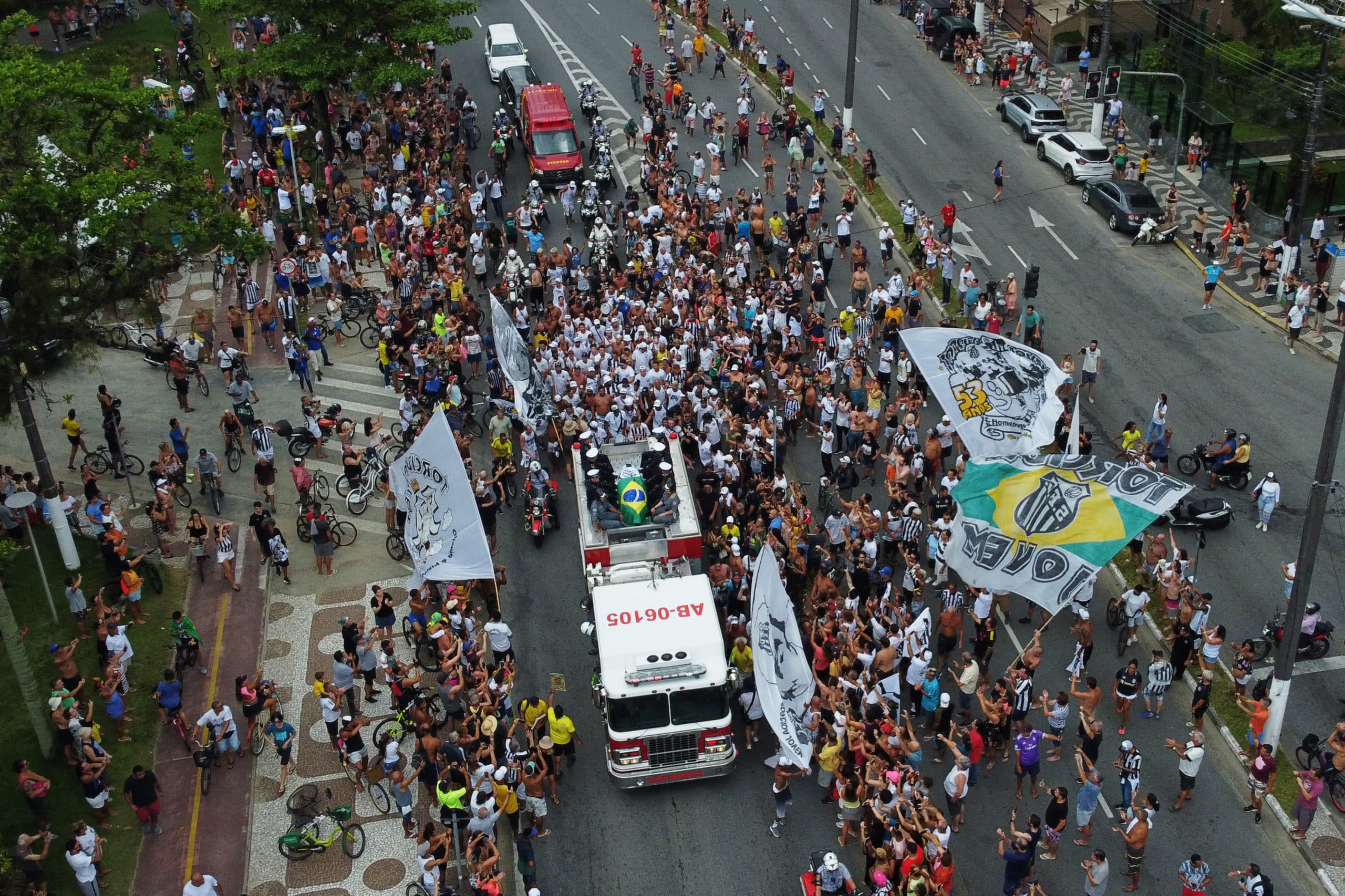 Más de 230.000 personas pasaron por el velorio de Pelé; caravana lo acompañó por las calles de Santos