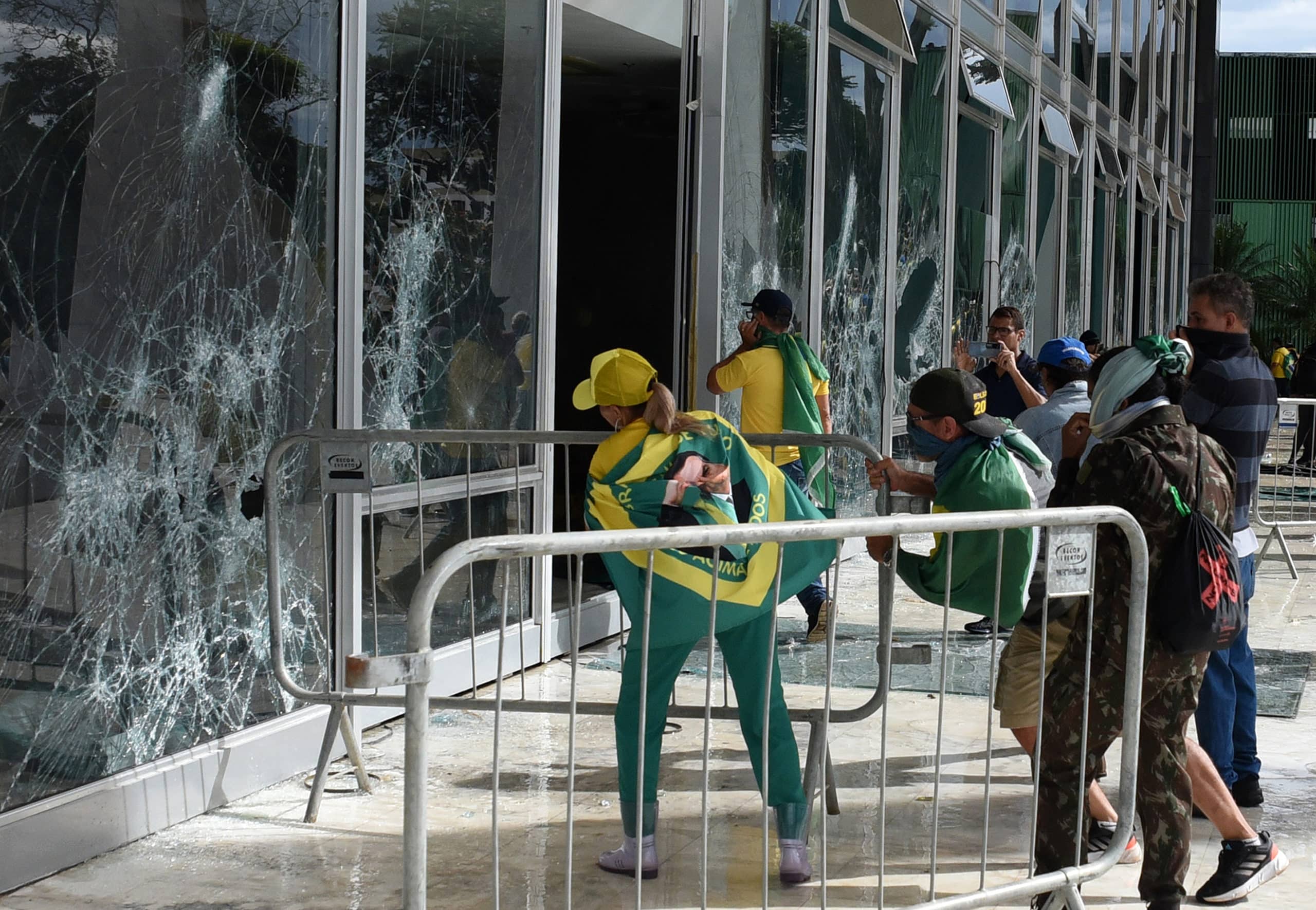 “¡Estuve allí!”: souvenirs de toma de los poderes por bolsonaristas se venden en Brasil