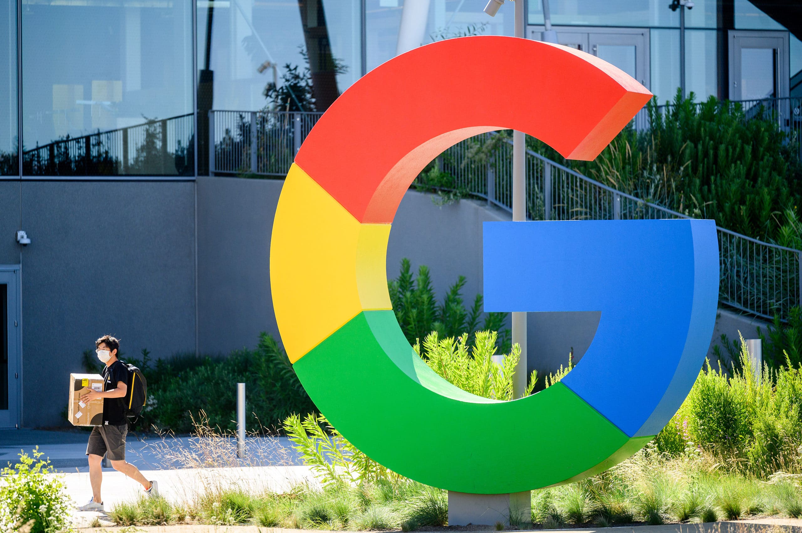 Ola de recortes afecta a gigantes tecnológicos; Google se suma con 12.000 despidos
