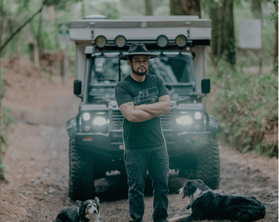 Tico Noré Gómez viajará en carro desde Costa Rica hasta Alaska junto a sus tres perros